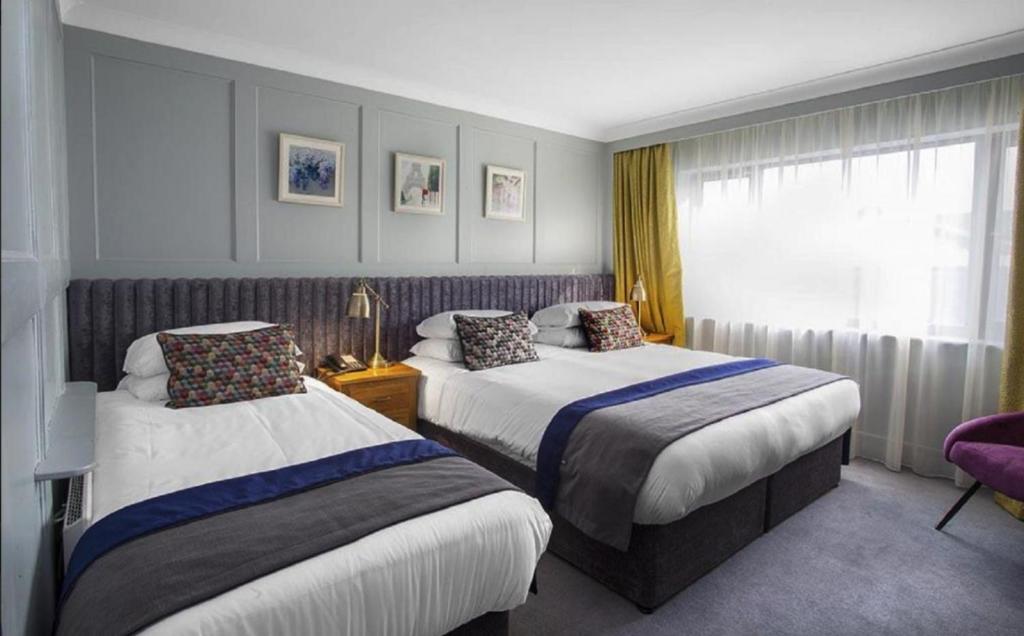 Ένα ή περισσότερα κρεβάτια σε δωμάτιο στο Hotel Imperial Dundalk
