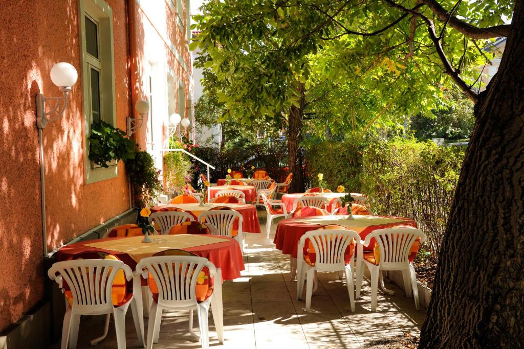 Reštaurácia alebo iné gastronomické zariadenie v ubytovaní Hotel Scherer