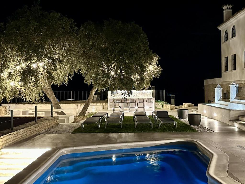 una piscina en un patio por la noche en Avalon in Setenil, en Setenil