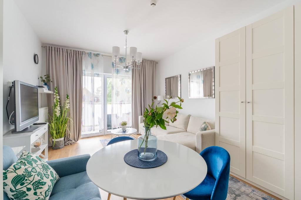 TV a/nebo společenská místnost v ubytování Apartament Sunset Resort 25 SurfingBird Grzybowo