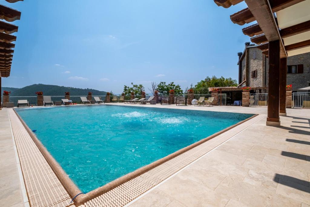Bazén v ubytování Agriturismo Beata Vanna nebo v jeho okolí