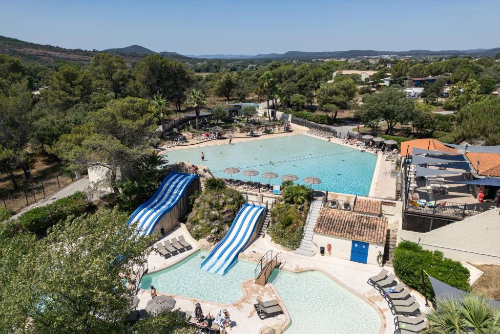 une vue aérienne d'une piscine dans un complexe hôtelier dans l'établissement Camping RCN Domaine de la Noguière, au Muy