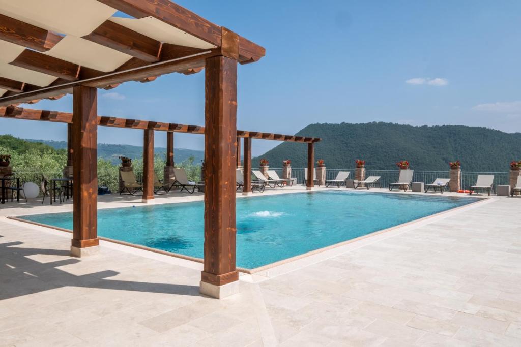 Bazén v ubytování Agriturismo Beata Vanna nebo v jeho okolí