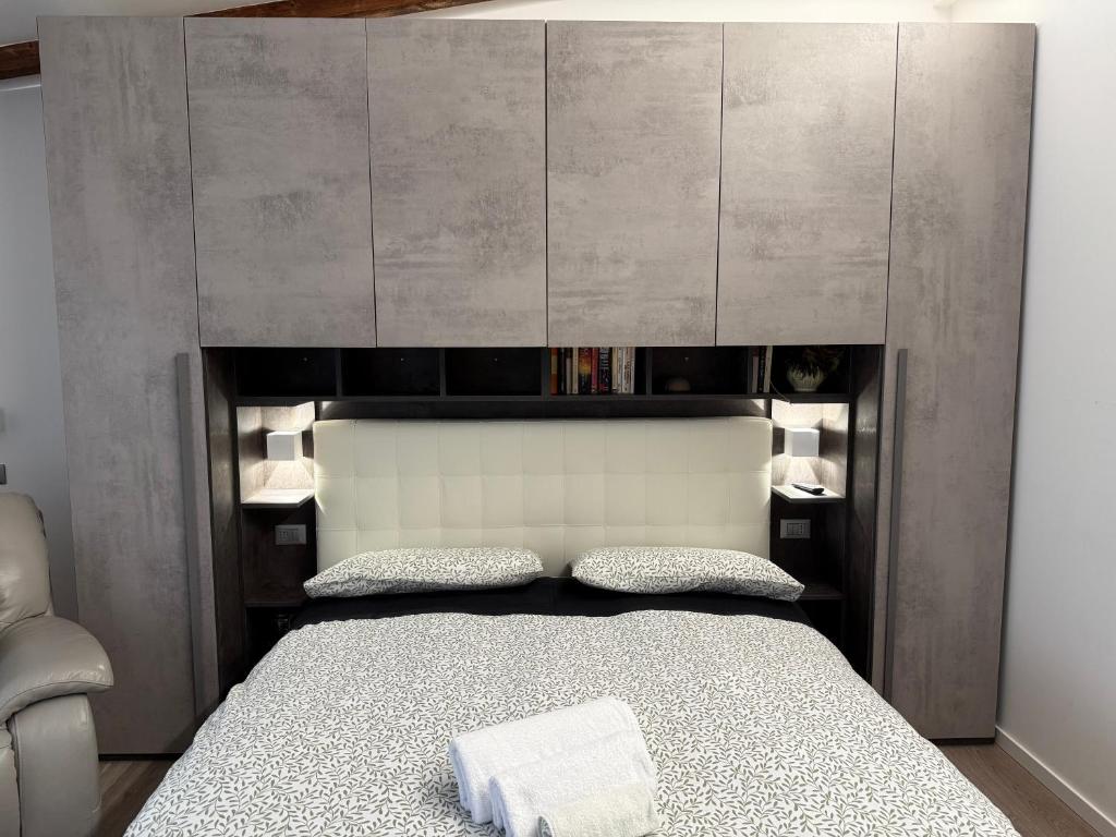 a bedroom with a bed with a large headboard at Appartamenti Venezia in Termoli