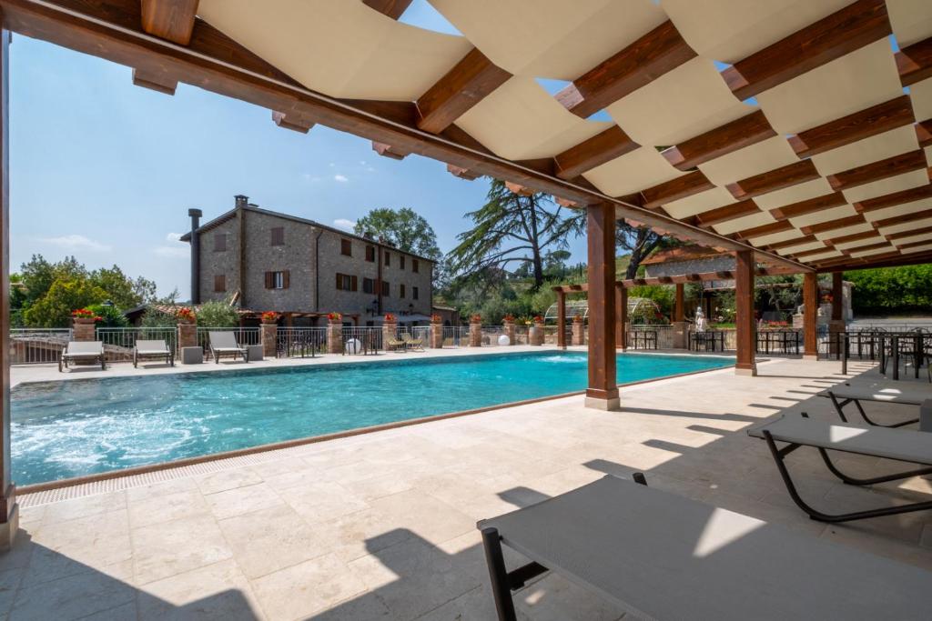 Bazén v ubytování Agriturismo Beata Vanna nebo v jeho okolí