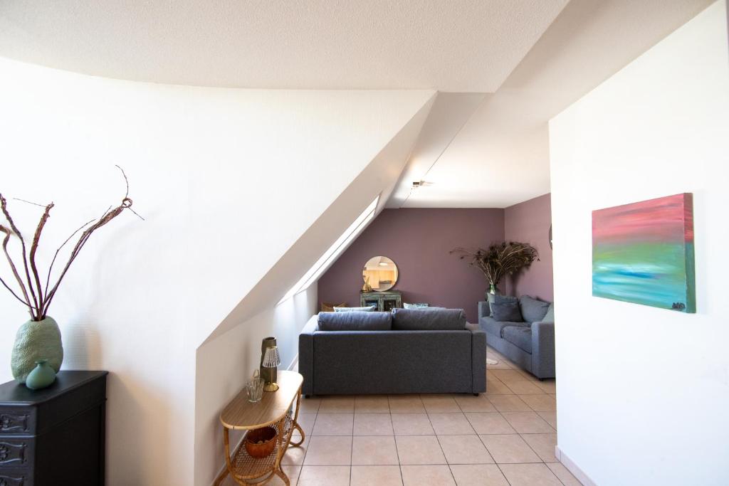 una sala de estar con un sofá y una mesa en Gauguin F 0602, en Nieuwpoort