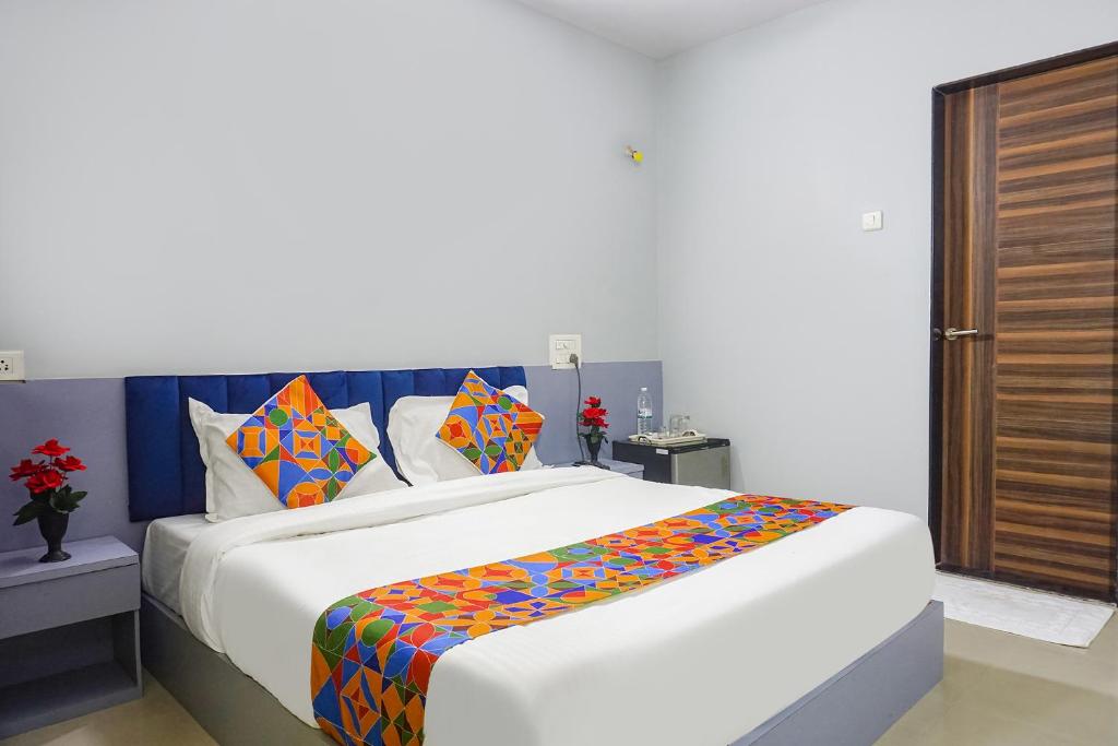 Postel nebo postele na pokoji v ubytování FabHotel Baner Executive - Nr MCF Camp