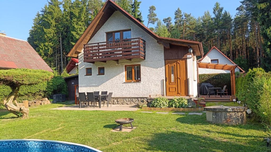 a house with a pool in the yard at Chata Mareček - v lesní osadě u řeky Lužnice in Skalice