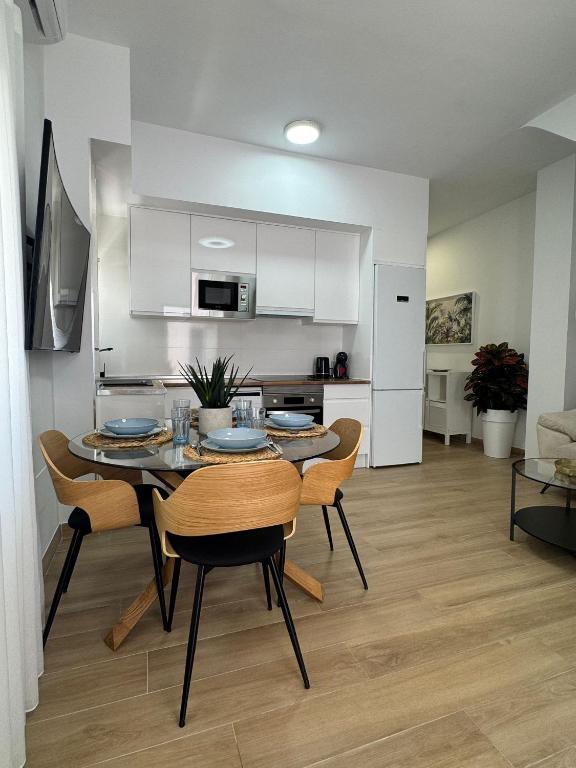 een keuken en eetkamer met een tafel en stoelen bij Apartamento Carmen Centro in Nerja