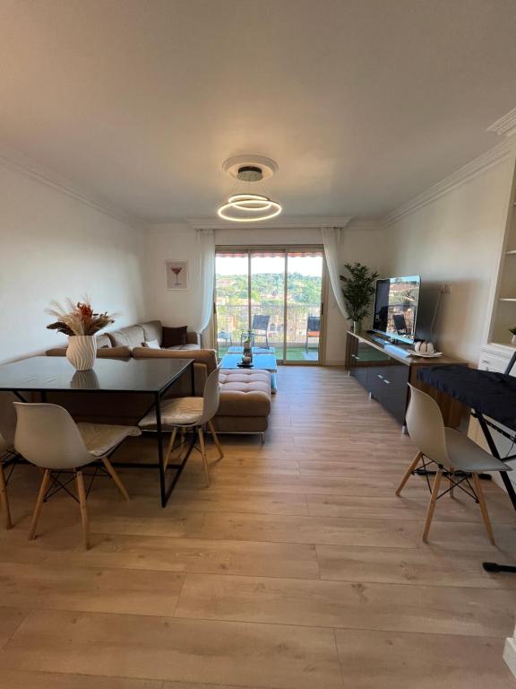 Photo de la galerie de l'établissement Appartement panoramique! Neuf,Clim,4km du Festival, au Cannet