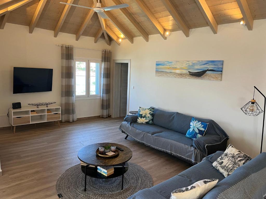 TV a/nebo společenská místnost v ubytování Fiskardo Beach House