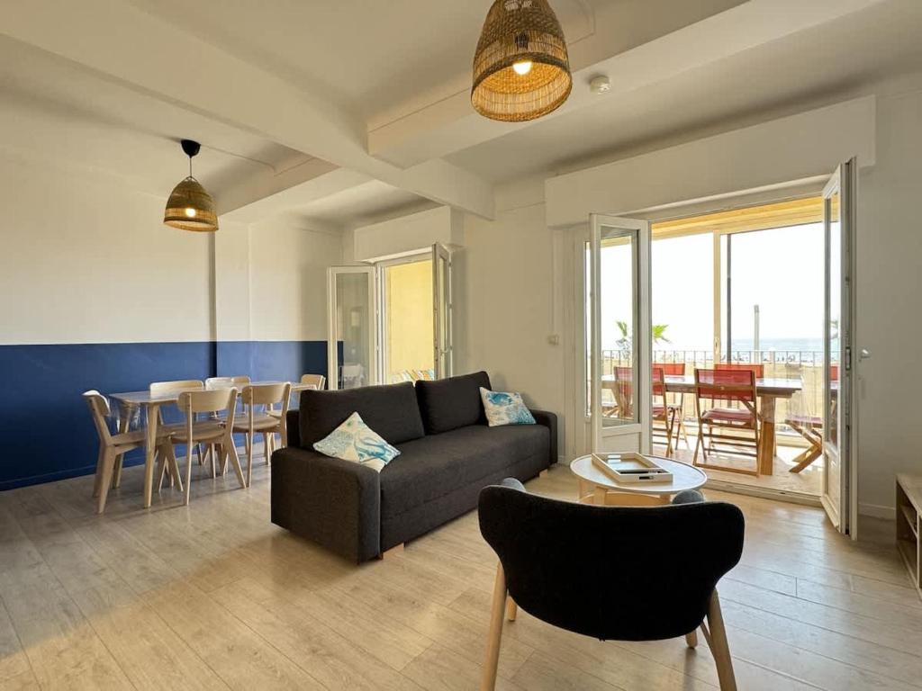 un salon avec un canapé et une table dans l'établissement Valras-Loc Panoramique Vue Mer au coeur de Valras, à Valras-Plage