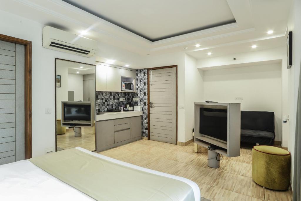 TV a/nebo společenská místnost v ubytování Red Rose Homestay - Rooms with Kitchenette
