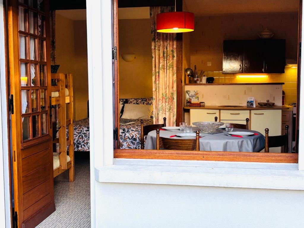 Il dispose d'une cuisine et d'une salle à manger avec une table. dans l'établissement Studio ouest à 300m des plages, à Mimizan