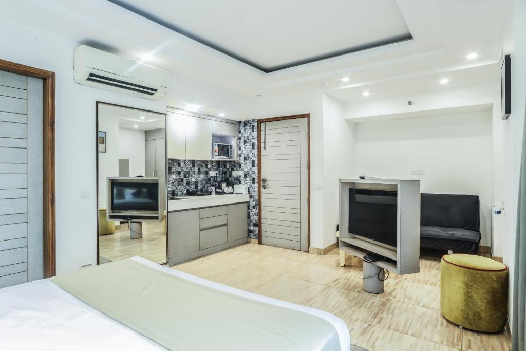 TV a/nebo společenská místnost v ubytování Red Rose Homestay - Rooms with Kitchenette