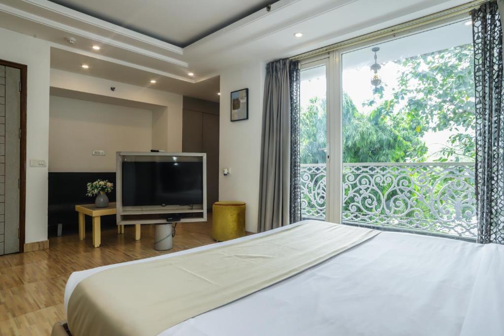 TV a/nebo společenská místnost v ubytování Red Rose Homestay - Rooms with Kitchenette