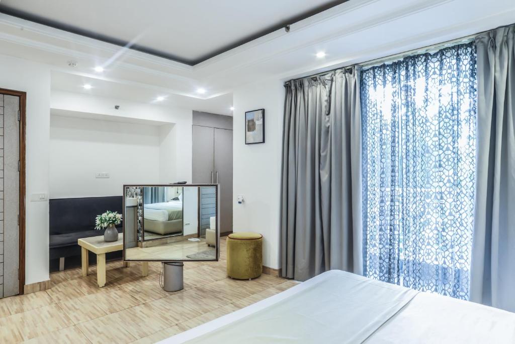 TV a/nebo společenská místnost v ubytování Red Rose Homestay - Rooms with Kitchenette