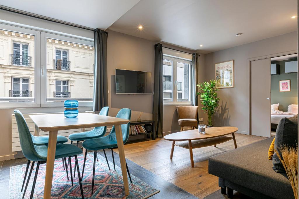 Televízia a/alebo spoločenská miestnosť v ubytovaní Les Appartements Cardinet