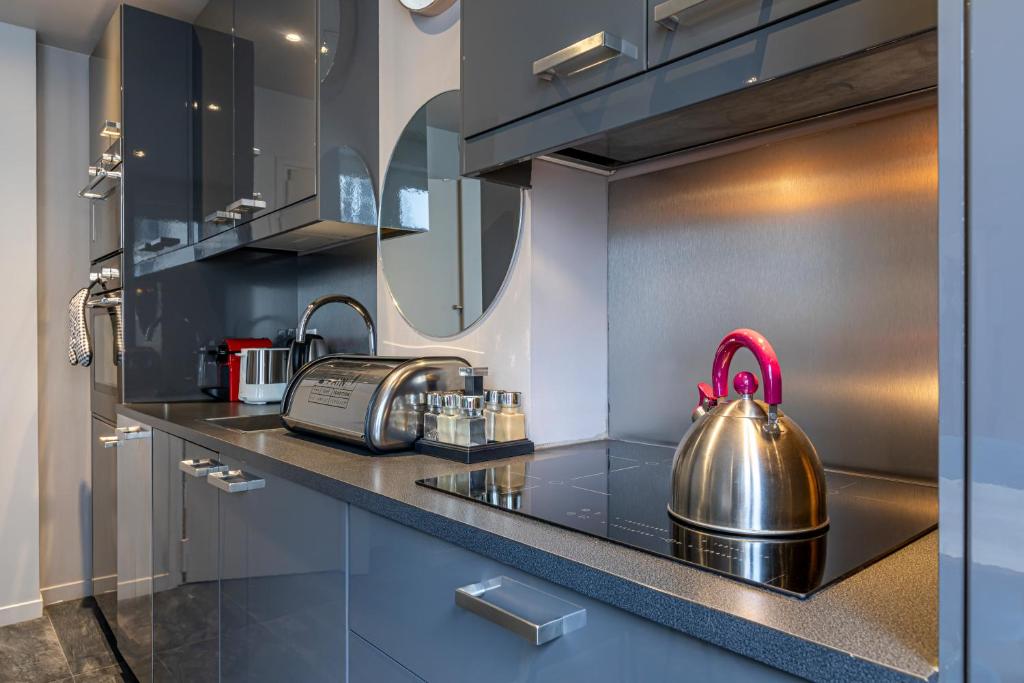Kuchyňa alebo kuchynka v ubytovaní Les Appartements Cardinet