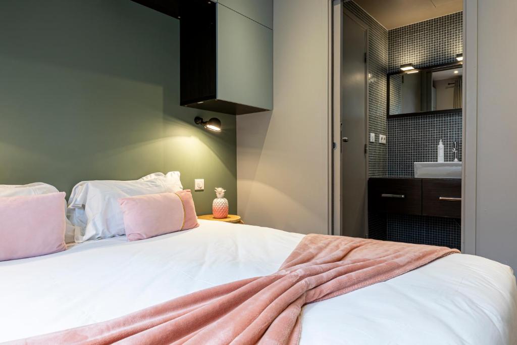 Posteľ alebo postele v izbe v ubytovaní Les Appartements Cardinet