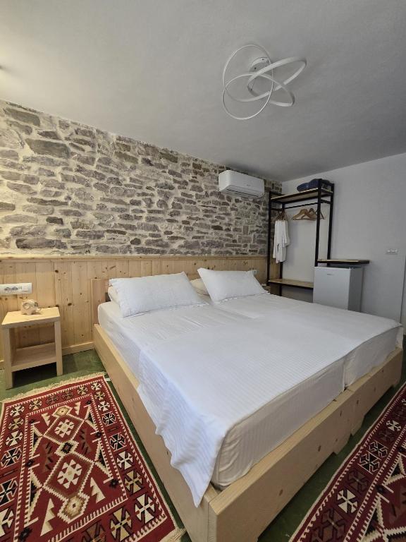 Postel nebo postele na pokoji v ubytování Te Ajdini Guesthouse