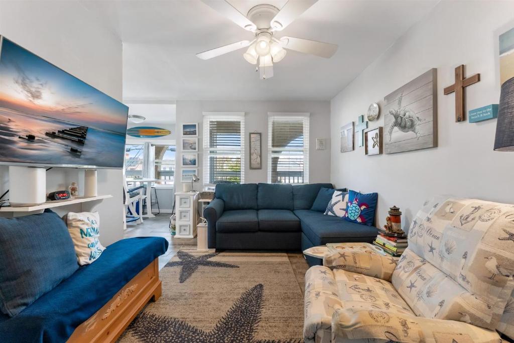 Χώρος καθιστικού στο 5600 Seaview Ave, Unit 34