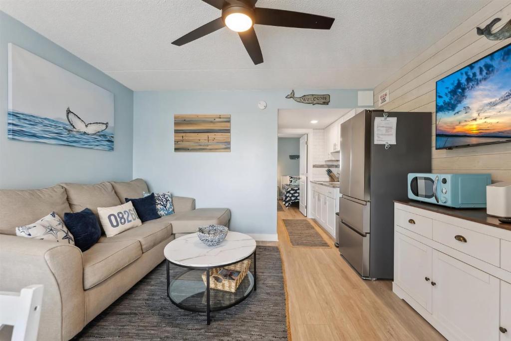 una sala de estar con un sofá y una mesa en 301 Ocean Ave, Unit 305 - The Harbor Light, en North Wildwood