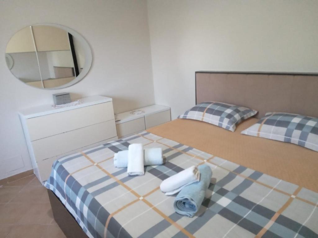 een slaapkamer met 2 aparte bedden en een spiegel bij Oasis Villa in Shtoji i Ri