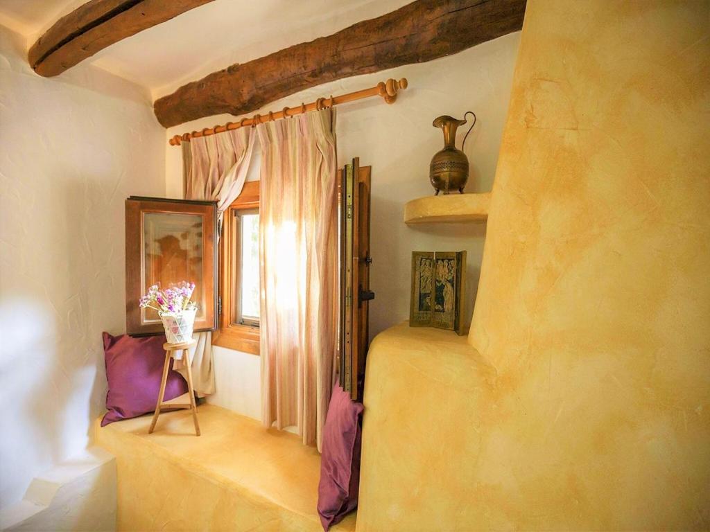 Postel nebo postele na pokoji v ubytování Beautiful holiday home in Laroya with shared pool