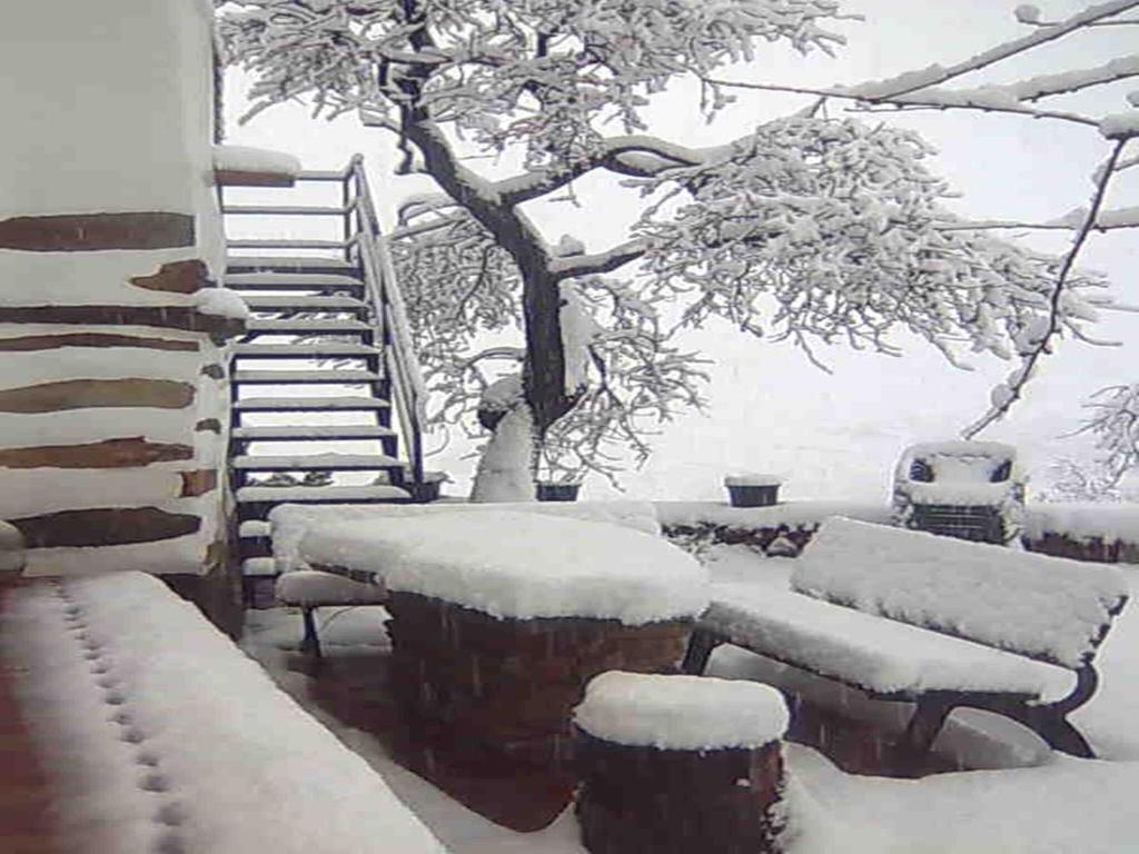 Beautiful holiday home in Laroya with shared pool v zimě