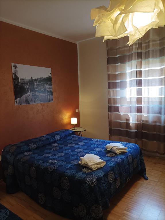una camera da letto con un letto con due asciugamani sopra di Ai Gabbiani a Verona