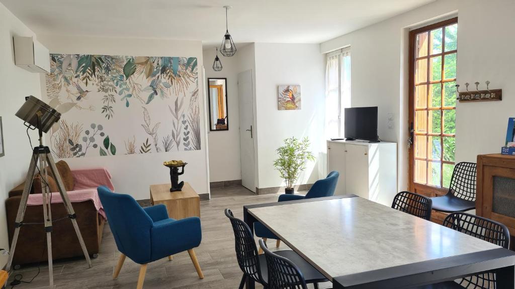 un salon avec une table et des chaises dans l'établissement Gîte Bambou, Beauval Zoo, à Seigy