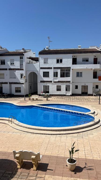Bazén v ubytování Modern apartment in Punta Prima nebo v jeho okolí