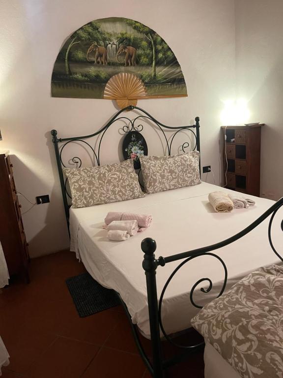A bed or beds in a room at Toscana, La Terra Del Vino Sharon House per Degustare il Chianti!