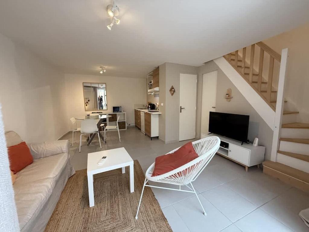 un salon avec un canapé et une télévision dans l'établissement Le Faience Appart Cosy & central, à Béziers