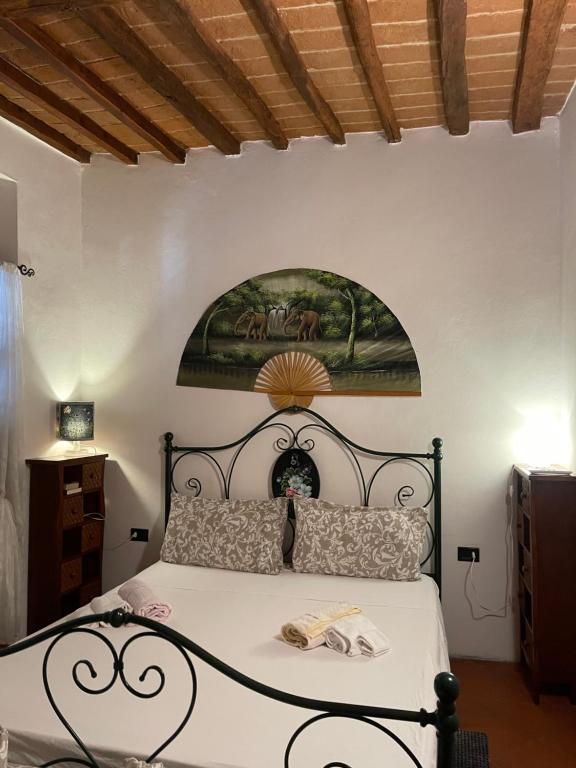 A bed or beds in a room at Toscana, La Terra Del Vino Sharon House per Degustare il Chianti!