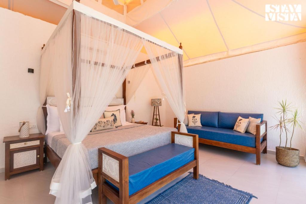 Postel nebo postele na pokoji v ubytování StayVista at Vaana - Glamping Tents, Jacuzzi, Pool