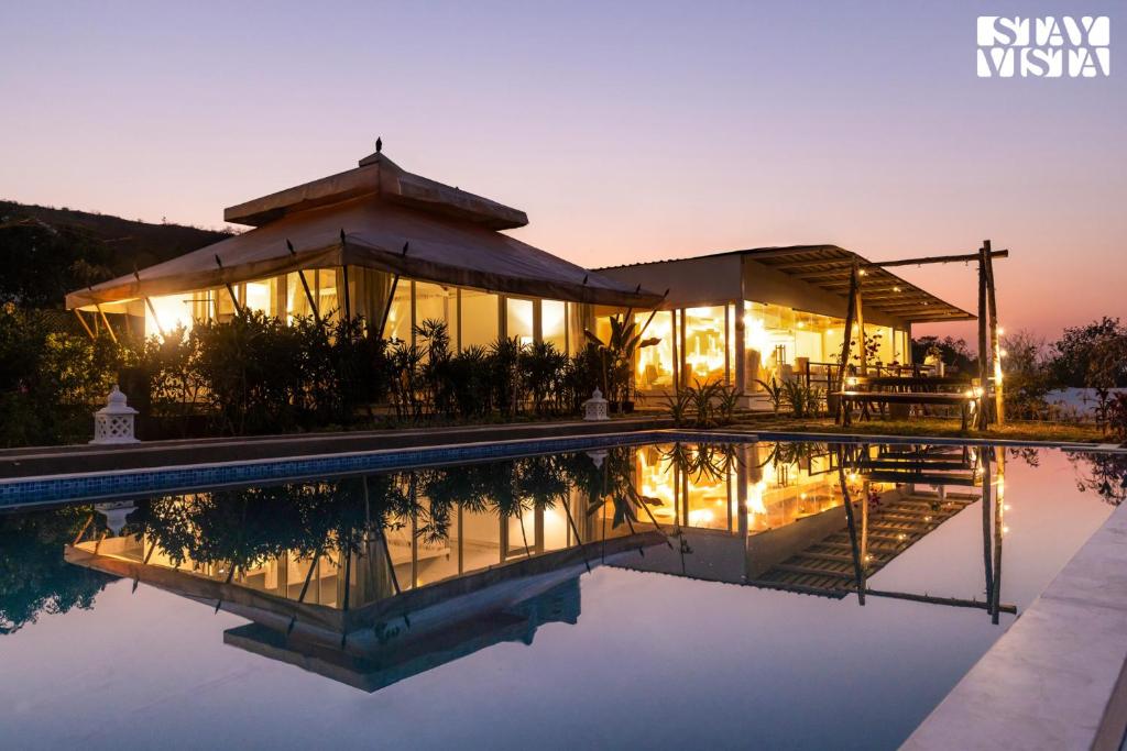 Bazén v ubytování StayVista at Vaana - Glamping Tents, Jacuzzi, Pool nebo v jeho okolí