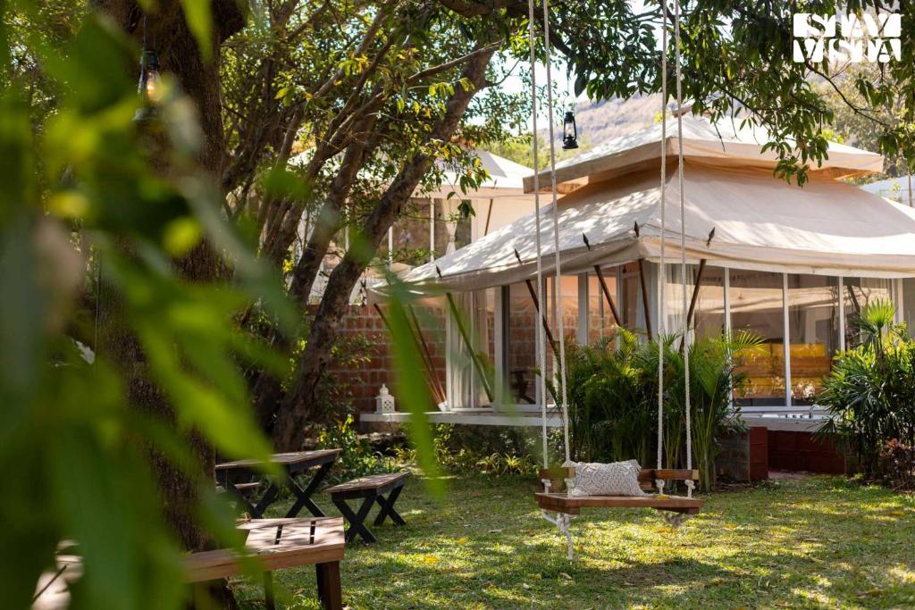 Zahrada ubytování StayVista at Vaana - Glamping Tents, Jacuzzi, Pool