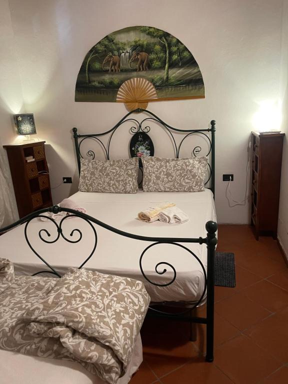 A bed or beds in a room at Toscana, La Terra Del Vino Sharon House per Degustare il Chianti!