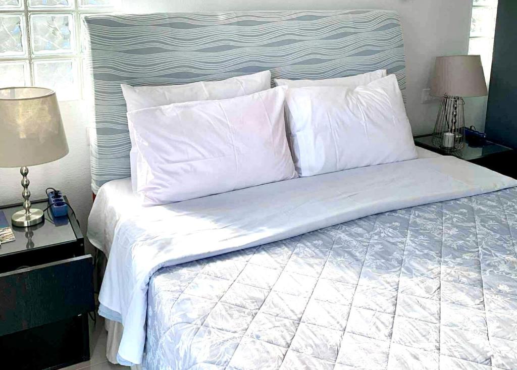 Postel nebo postele na pokoji v ubytování Zoe Boutique Suite
