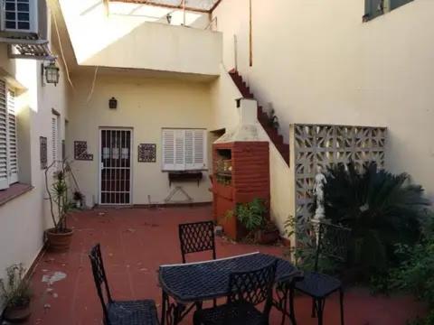 a patio with a table and chairs in a house at Residencia "Libertad " in San Andrés