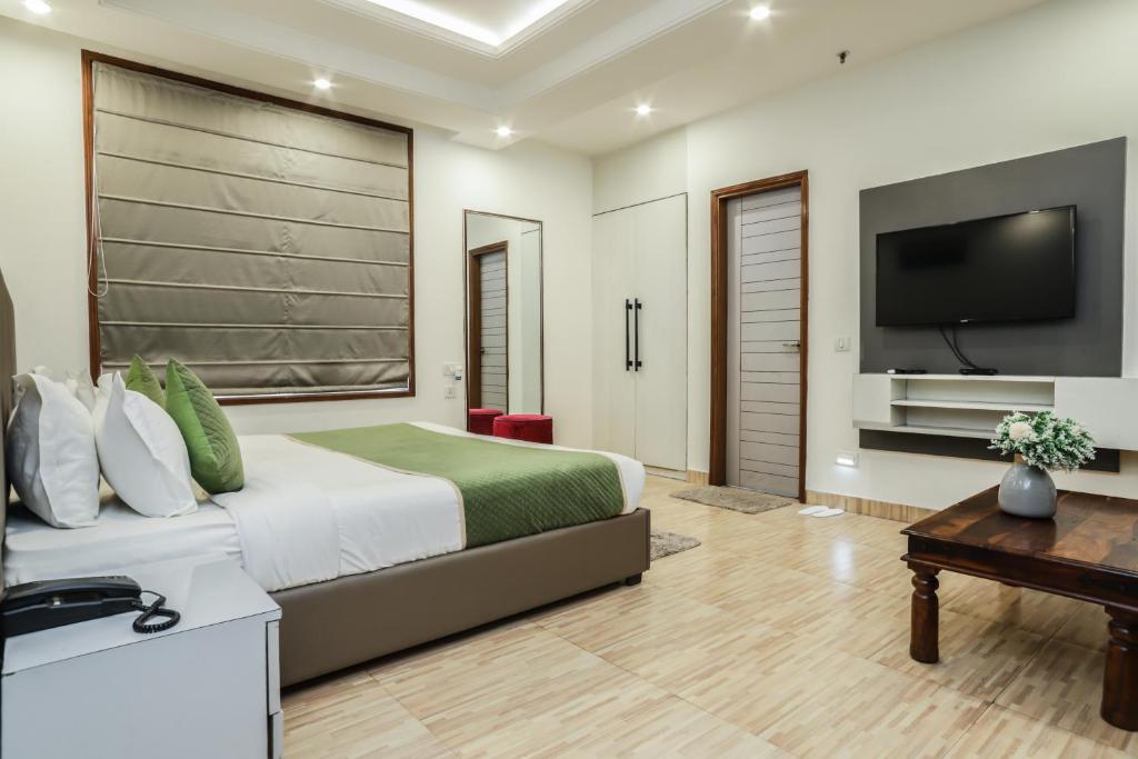 TV a/nebo společenská místnost v ubytování Red Rose Homestay - Rooms with Kitchenette