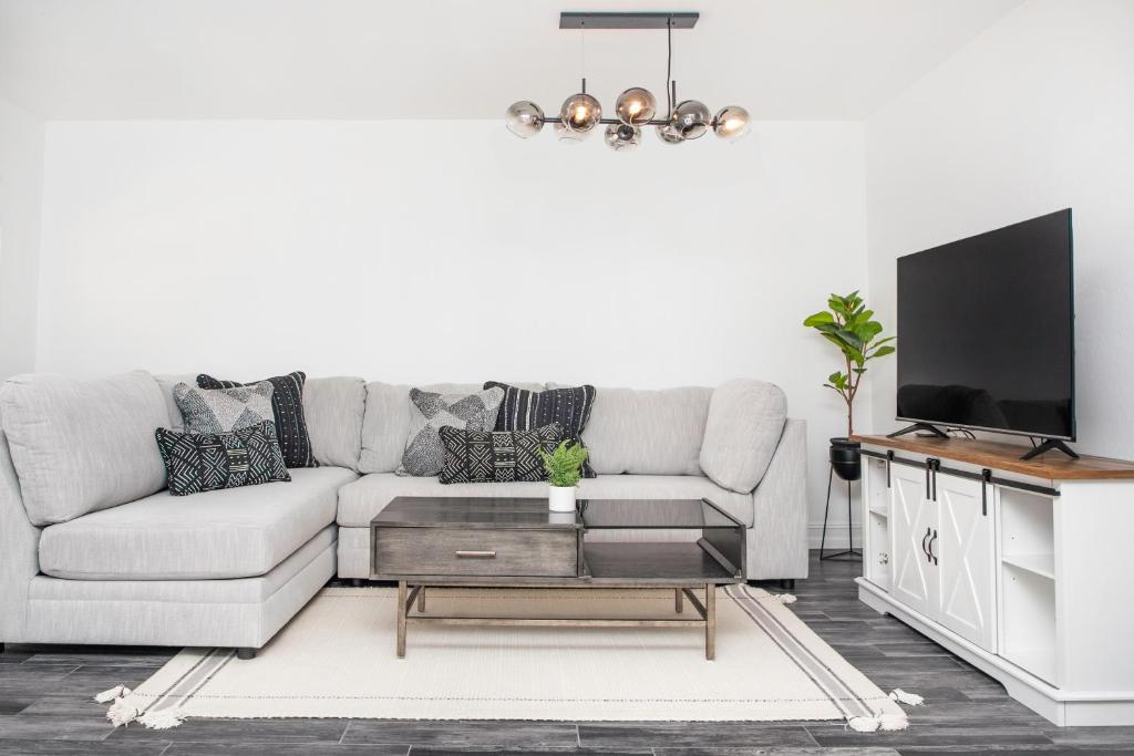 Una sala de estar con un sofá y un televisor en Location! Quality! Comfort! The downtown Gem, en Naples