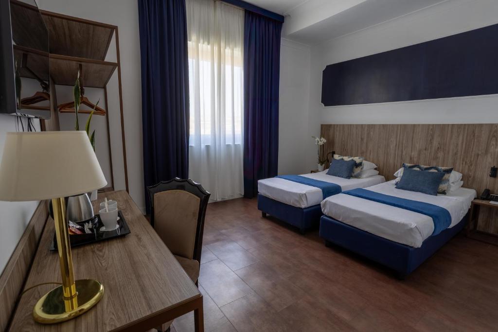 Postel nebo postele na pokoji v ubytování Grand Hotel Tiberio