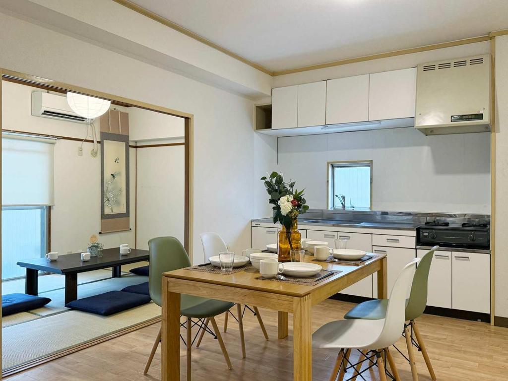 Η κουζίνα ή μικρή κουζίνα στο Dai3kuboi - Spacious 3BR Apt for 9 ppl near PeacePark