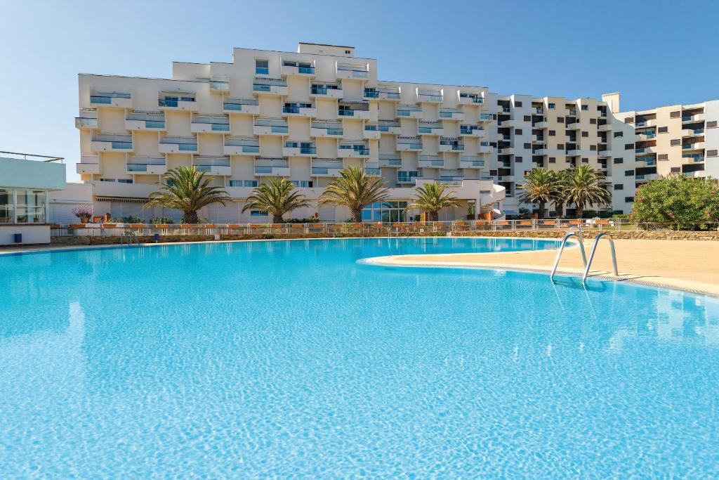 una gran piscina frente a un hotel en Lagrange Vacances Le Lydia Playa, en Le Barcarès