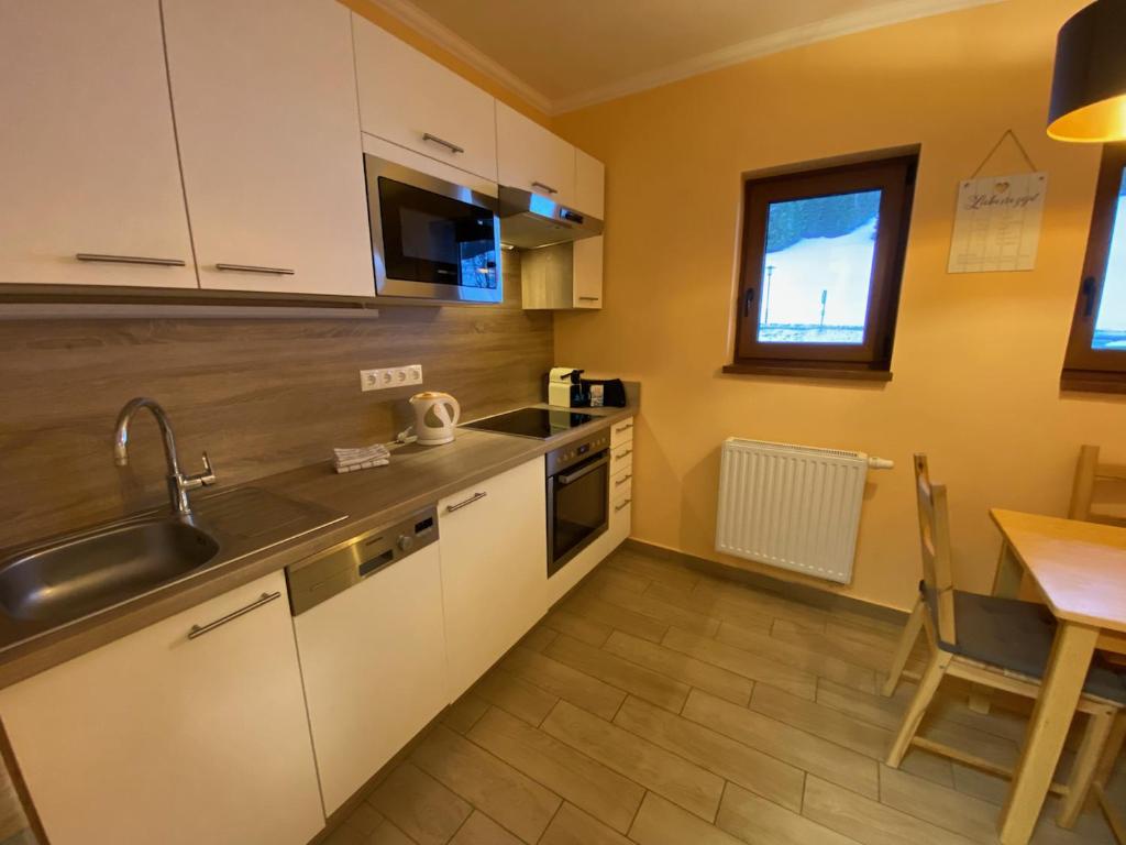 Kuchyň nebo kuchyňský kout v ubytování Nockalm Cottage