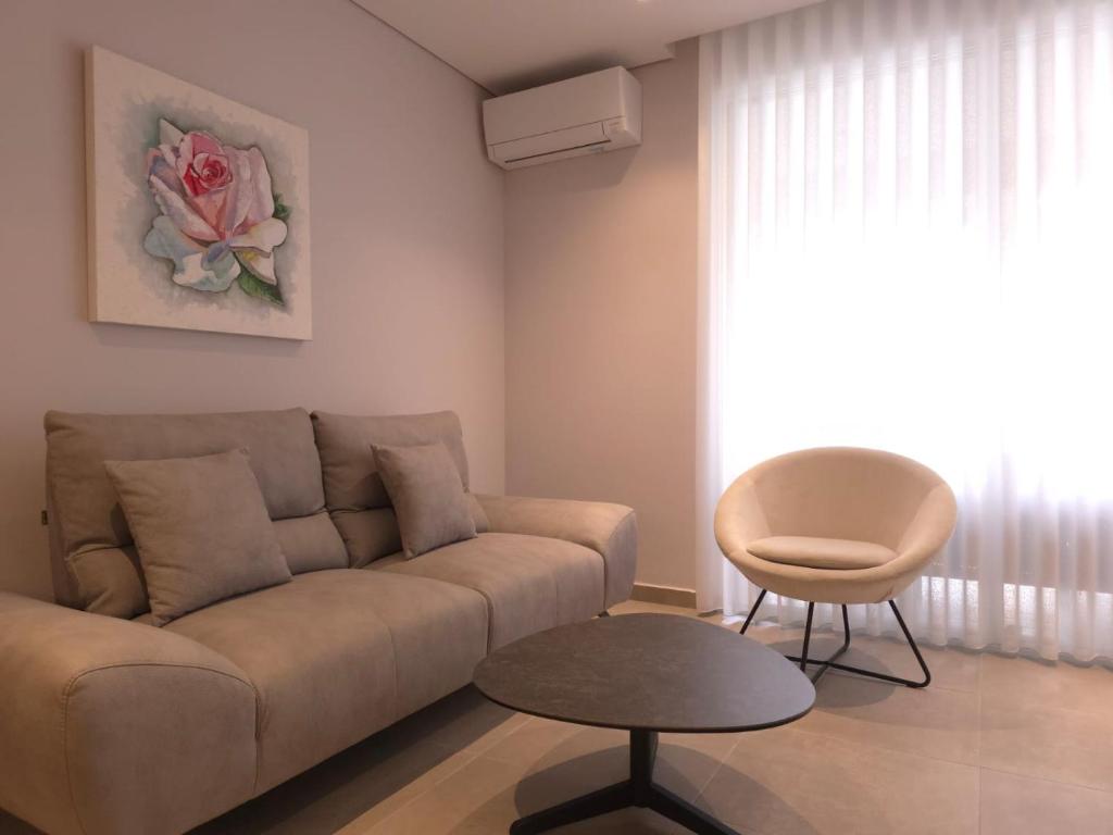 ein Wohnzimmer mit einer Couch und einem Sessel in der Unterkunft Blue Harmony in Lalzit Bay