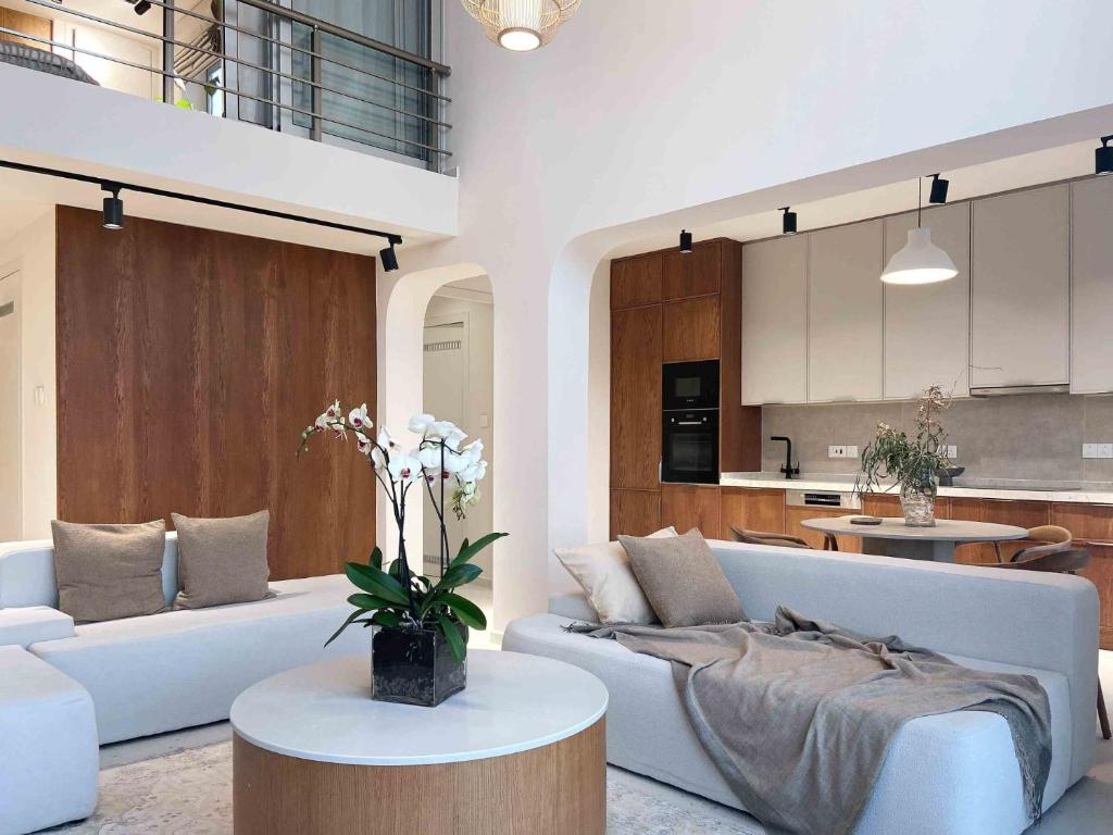 Posezení v ubytování Spacious Two-Bedroom Apartment with Sea View B4